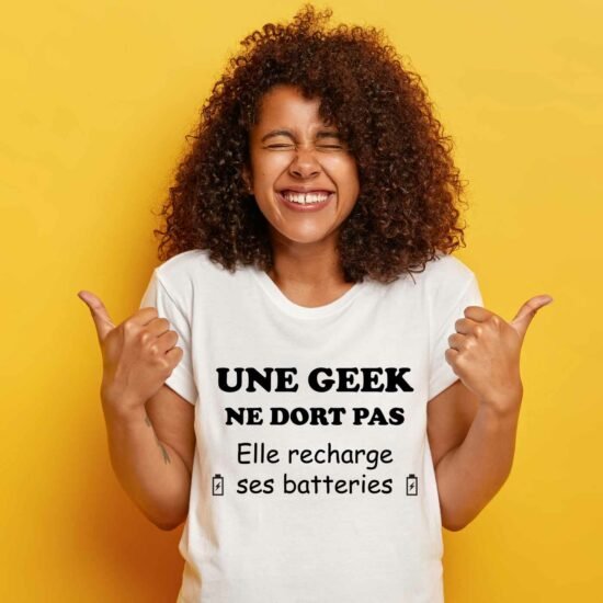 T-shirt Une geek ne dort pas elle recharge ses batteries
